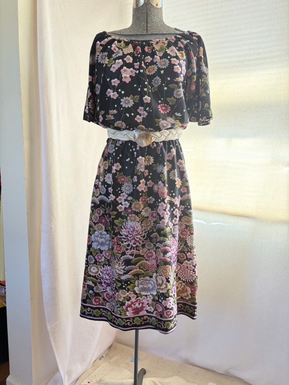 Vtg 70s floral flutter-sleeve poly dress